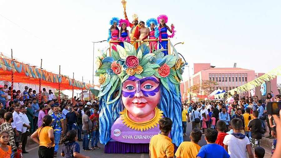 Large number of tourists gather to witness the Carnival Parade 2023 organized by the Goa Tourism Department in Porvorim, on Friday, Feb. 17, 2023. Credit: IANS Photo