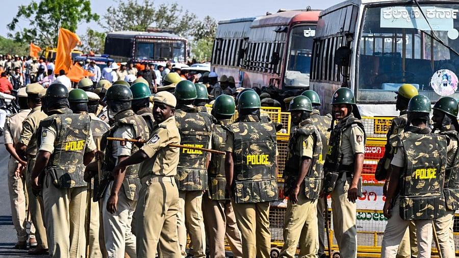 More than 1,000 police personnel were deployed in Aland of Kalaburagi district to maintain law and order in the town on Saturday. DH Photo/Tajuddin Azad