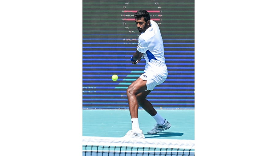 Indian tennis player P. Gunneswaran won the Qualifiers round against Benjamin Lock of Zimbabwean, at the Dafanews Bengaluru Open 2023, at KSLTA in Bengaluru on Sunday. Credit: DH Photo/ B H Shivakumar