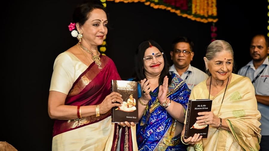 Kanak Rele (right) with Hema Malini. Credit: Twitter/@dreamgirlhema