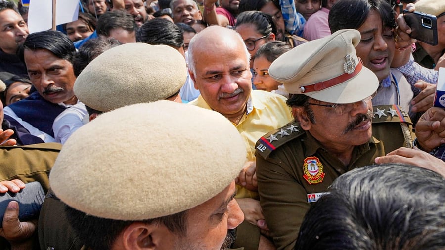 Delhi Police personnel escort Delhi Deputy CM Manish Sisodia form Rajghat ahead of his questioning by CBI. Credit: PTI Photo