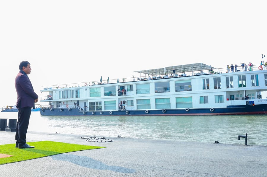 Sarbananda Sonowal receiving the MV Ganga Vilas at Bogibeel in Dibrugarh in Assam on Tuesday. Credit: Union Ministry of Ports, Shipping and Waterways.