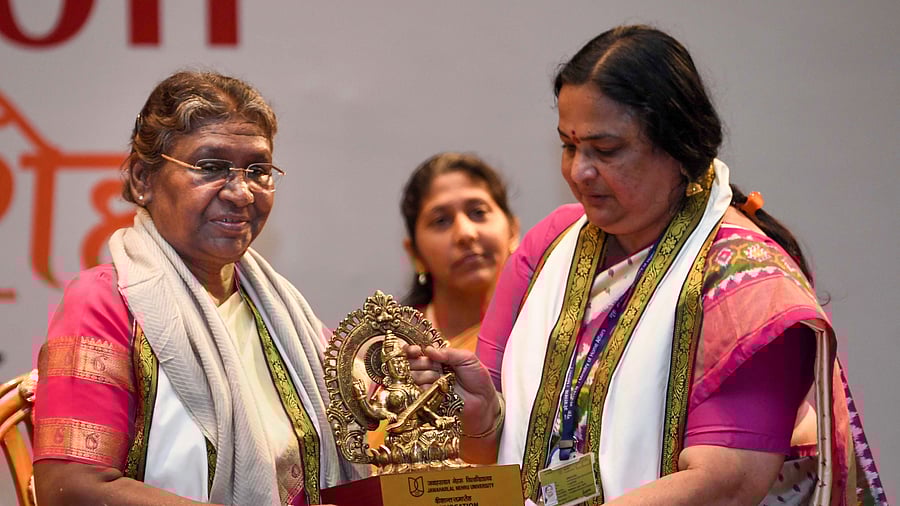 President Droupadi Murmu being presented a memento during the 6th convocation of Jawaharlal Nehru University, in New Delhi. Credit: PTI Photo