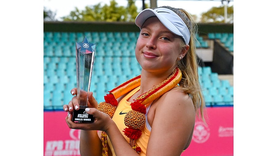 Brenda Fruhvirtova with the ITF Women Open trophy at KSLTA courts in Bengaluru. DH Photo/Pushkar V