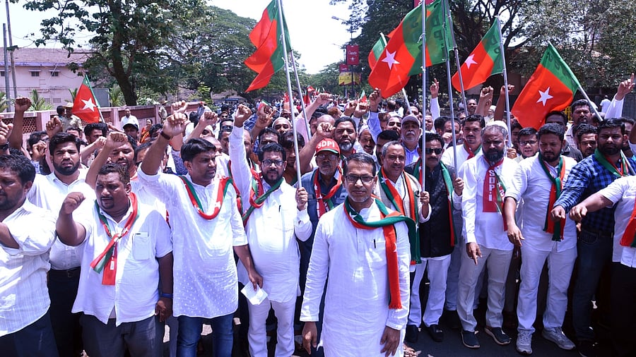 Social Democratic Party of India (SDPI) national general secretary Elyas Thumbe (C). Credit: DH File Photo
