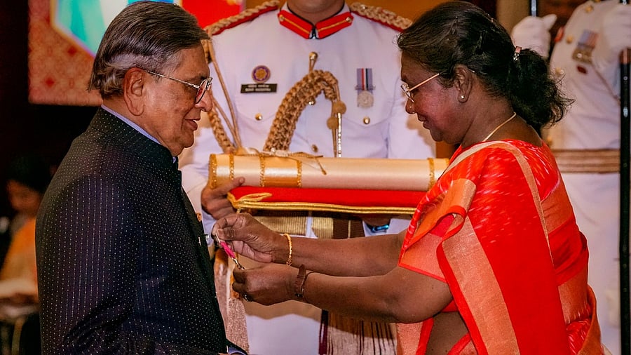 President Droupadi Murmu presents Padma Vibhushan to former union minister S M Krishna during Padma Awards 2023 ceremony at Rashtrapati Bhawan, in New Delhi, Wednesday, March 22, 2023. Credit: PTI Photo