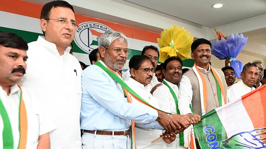 Several Dalit leaders joined Congress at an event held at the Karnataka Pradesh Congress Committee office in Bengaluru on Tuesday. AICC general secretary in charge of Karnataka Randeep Surjewala, party leaders G Parameshwar and K H Muniyappa are seen. Credit: DH Photo
