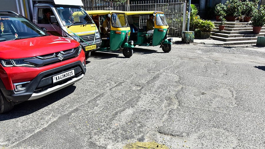 According to experts, a newly laid road has a life of over eight years and could last over four years in a traffic-heavy city like Bengaluru, but that does not usually happen. DH File Photo