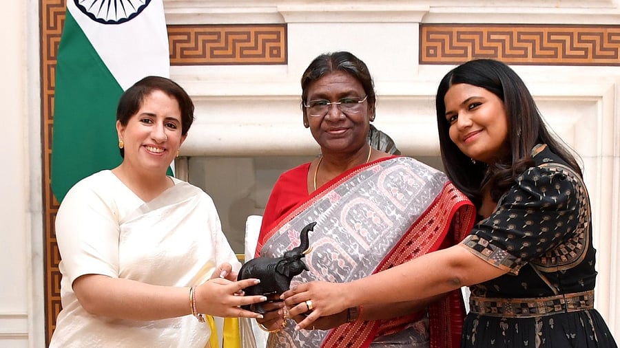 President Droupadi Murmu met the makers of the Oscar-winning documentary 'The Elephant Whisperers'. Credit: Twitter/@rashtrapatibhvn