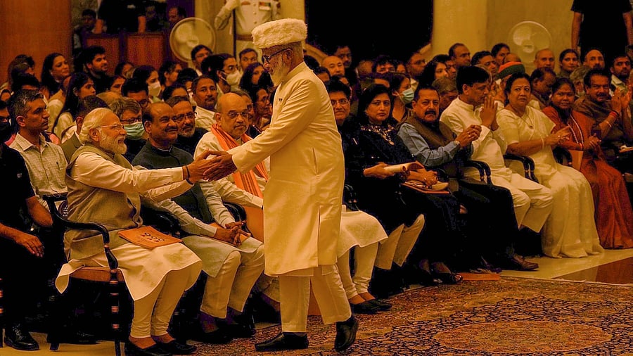 Prime Minister Narendra Modi being greeted by Shah Rasheed Ahmed Quadri as he arrives to receive Padma Shri for Art during Padma Awards 2023 ceremony at Rashtrapati Bhawan, in New Delhi, Wednesday, April 5, 2023. Credit: PTI Photo