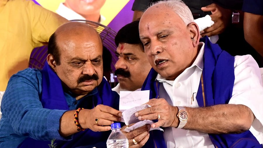 Karnataka CM Basavaraj Bommai and B S Yediyurappa share a word during a felicitation programme in Hubballi on Thursday. DH Photo/Govindraj Javali