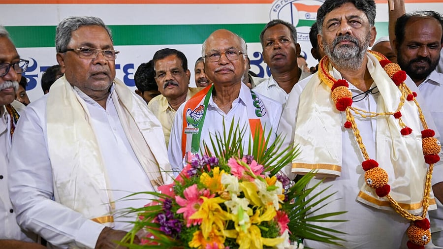 KPCC President DK Shivakumar, party leader Siddaramaiah with BJP leader N Y Gopalakrishna who joins Congress, at KPCC office in Bengaluru. credit: PTI File Photo