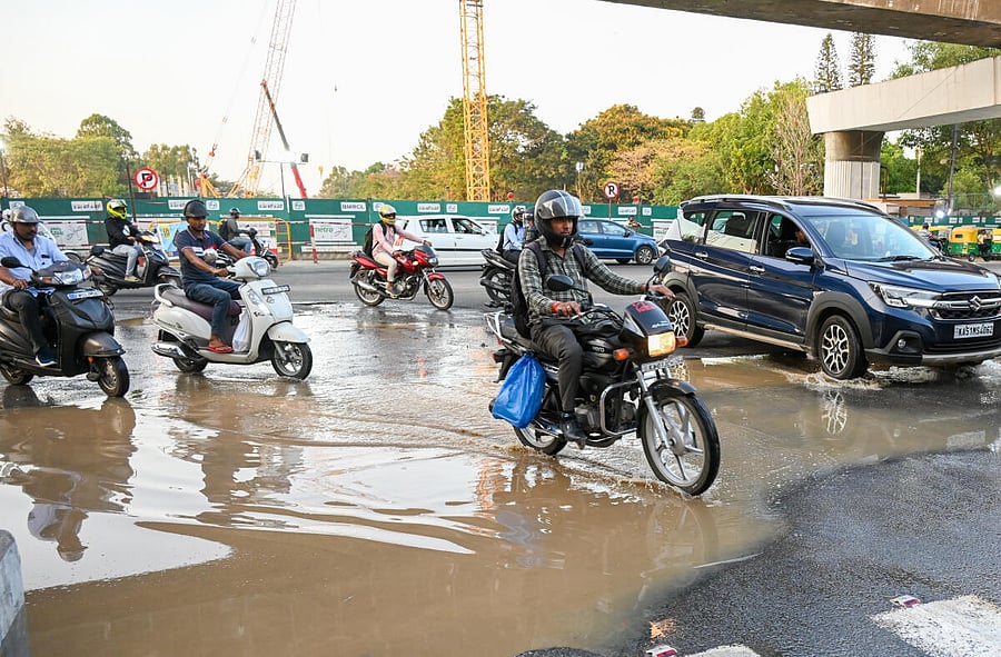Drinking water flows onto the road due to a leak from a pipe near Cauvery Emporium on MG Road. Credit: DH Photo/B H Shivakumar