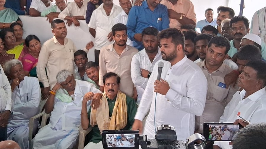 Y S V Datta rejoins JD(S) at his residence, in the presence of H D Revanna and Prajwal Revanna. Credit: DH Photo