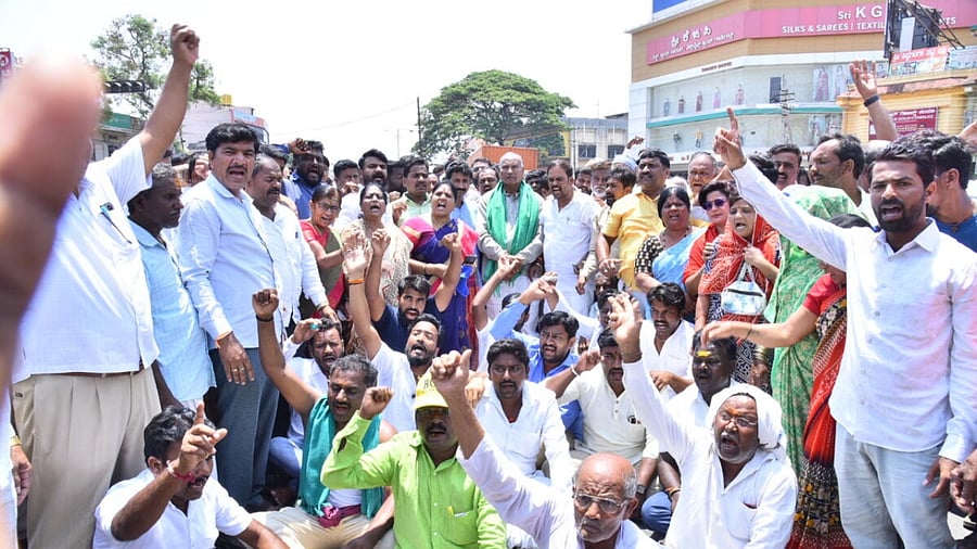 Supporters of Haveri BJP MLA Neharu Olekar stage a protest expressing their anguish over denial of ticket to their leader, in Haveri on Thursday. Credit: DH Phtoo