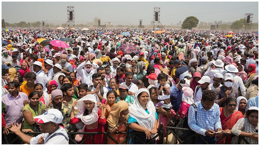 Followers during presentation of Maharashtra Bhushan Award 2022 to social worker and reformer 'Nirupankar' Dattatreya Narayan Dharmadhikari. Credit: PTI Photo