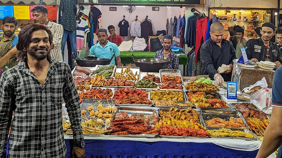 Foodies from across the city throng eateries at Mosque Road to savour the best dishes laid out for Iftar. Credit: DH Photo/UDBHAVI BALAKRISHNA