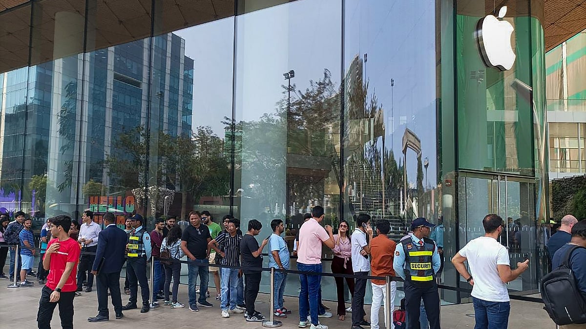 Apple craze draws long queues at opening of first retail store in India