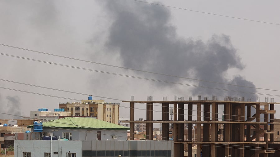 Smoke billows behind residential buildings in eastern Khartoum. Credit: AFP Photo