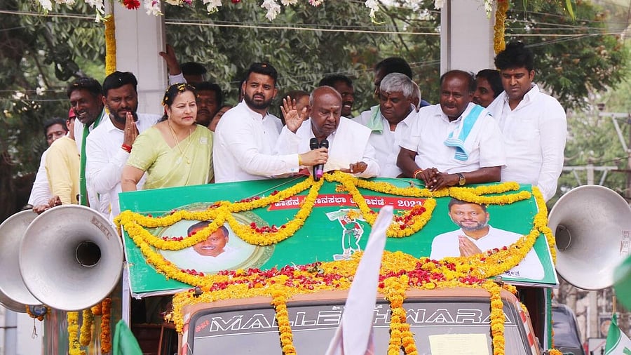 Former prime minister and JD(S) supremo H D Deve Gowda leads a JD(S) roadshow in Hassan on Thursday. Party candidate H P Swaroop, Bhavani Revanna, MP Prajwal Revanna, MLA H D Revanna, former chief minister H D Kumaraswamy and MLC Suraj Revanna are seen. Credit: DH Photo