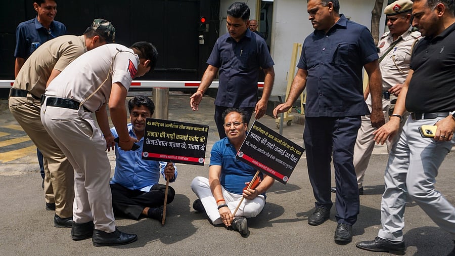 Police personnel attempt to disperse Delhi BJP leaders during the latter's protest outside Delhi Chief Minister Arvind Kejriwal's official residence, in New Delhi, Wednesday, April 26, 2023. Credit: PTI Photo