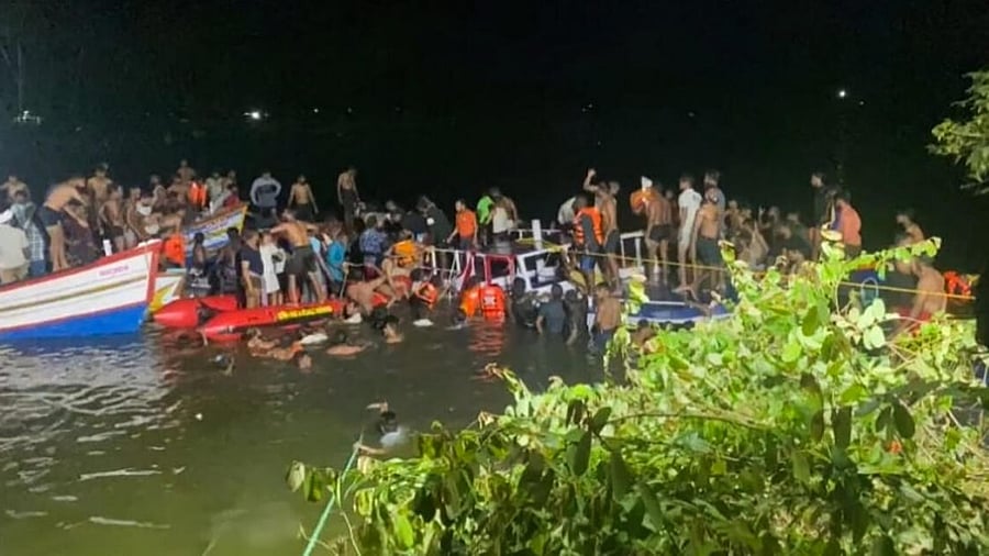Rescue operation under way after a boat sank near Tuvalthiram beach, at Tanur area of Malappuram district, Sunday, May 7, 2023. Credit: PTI Photo