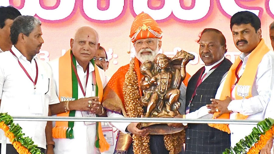 Prime Minister Narendra Modi is gifted a memento at the election rally in Shimoga on Sunday. BJP leaders B S Yediyurappa, K S Eshwarappa, Lok Sabha member B Y Raghavendra are seen. Credit: DH Photo