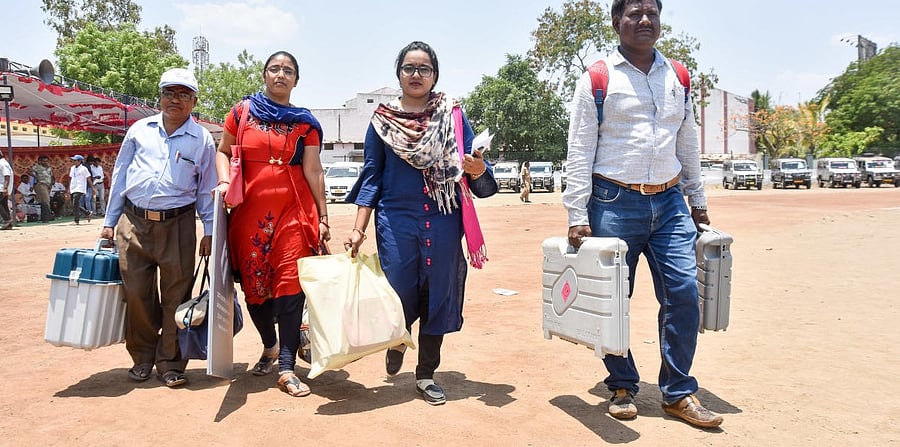 Polling officers taking EVM & VVPAT machines to their respective polling booths. Credit: DH Photo/ Prashanth HG