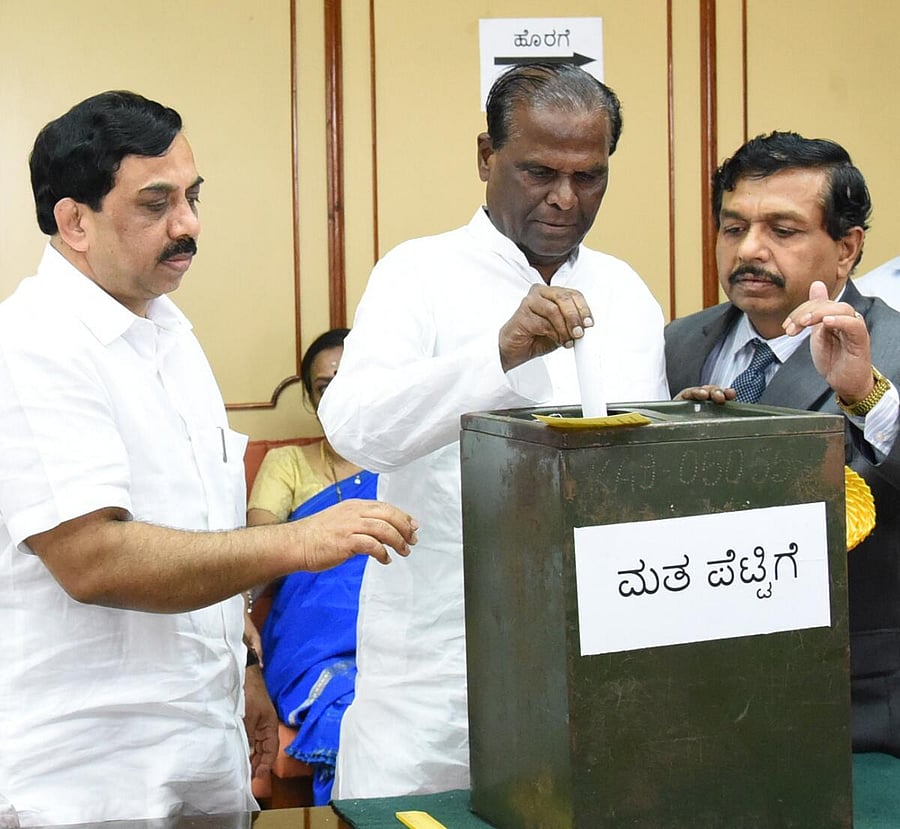 Gulbarga Rural MLA G Ramakrishna (centre) cast his vote in the 2016 Rajya Sabha elections after a fracas. DH Photo by BH Shivakumar