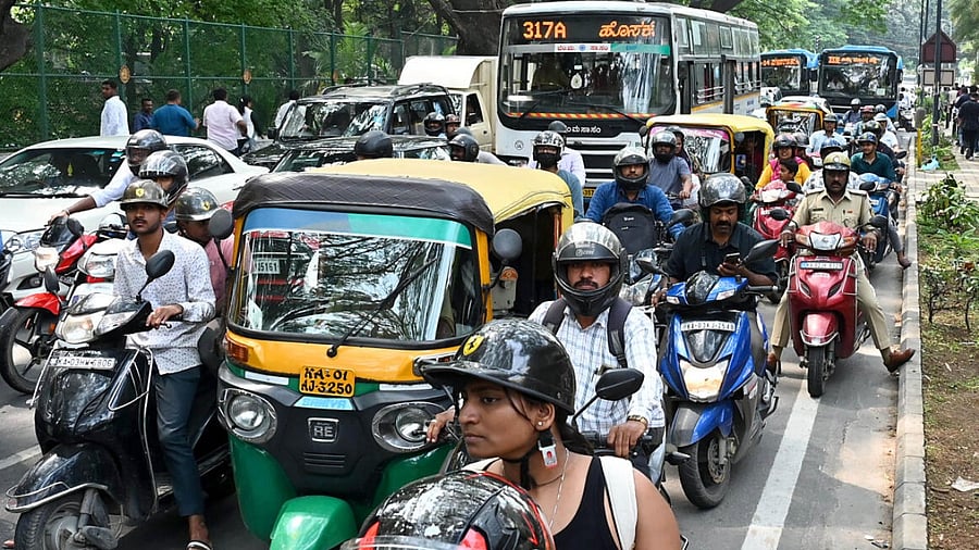 Slow-moving traffic on Vittal Mallya Road as party supporters throng a counting centre. DH PHOTO/PUSHKAR V