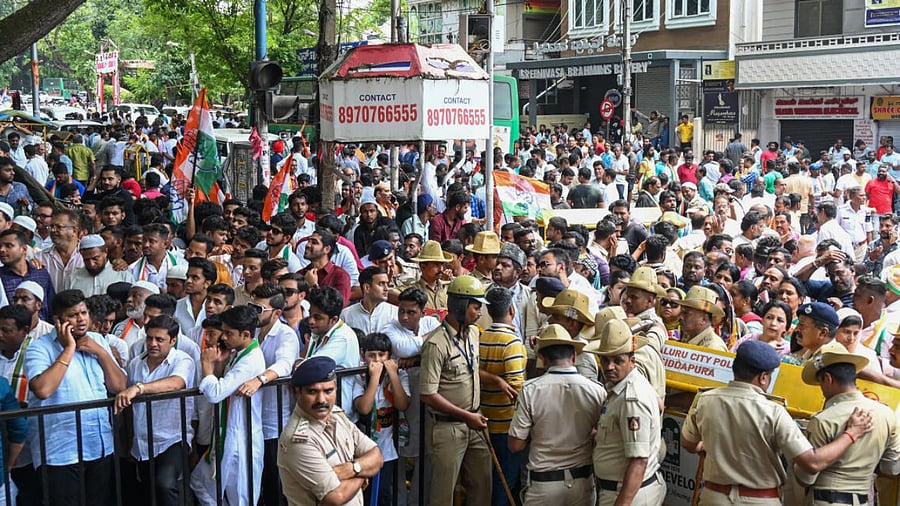 Congress workers celebrate the winning of Congress candidates in Karnataka. Credit: DH Photo
