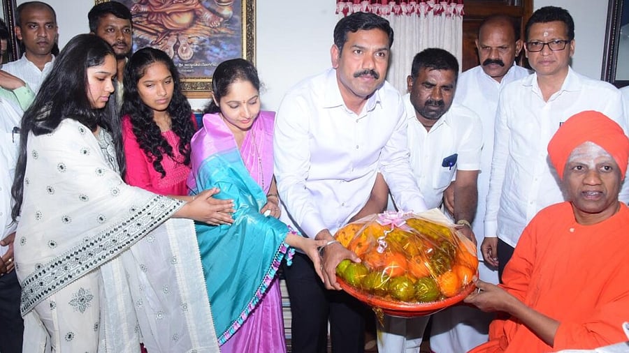 B Y Vijayendra, elected as MLA from Shikairpur in Shivamogga district, met the Siddaganga Mutt seer in Tumakuru on Monday. Credit: DH Photo