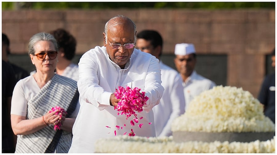  Congress President Mallikarjun Kharge pays tribute to former prime minister Rajiv Gandhi on his death anniversary. Credit: PTI Photo