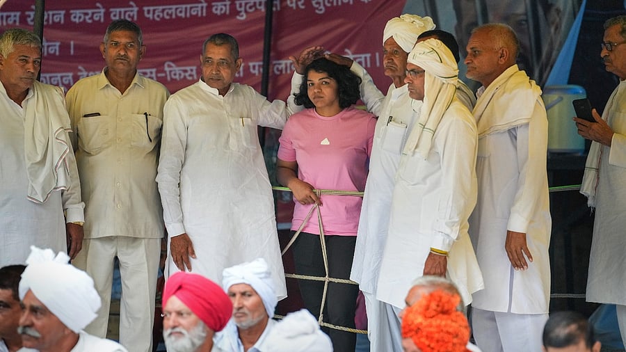 Members of Khap Panchayat with wrestler Sakshi Mallik during the wrestlers' protest at Jantar Mantar. Credit: PTI Photo