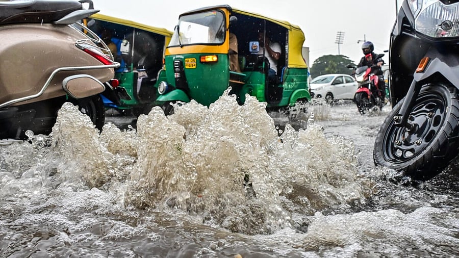 A flooded Minsk Square brought traffic to a halt on Tuesday. Credit: DH Photo/ Prashanth H G