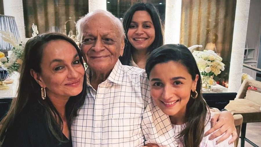 Narendranath Razdan flanked by his daughter Soni Razdan and granddaughters Alia & Shaheen Bhatt. Credit: Special Arrangement