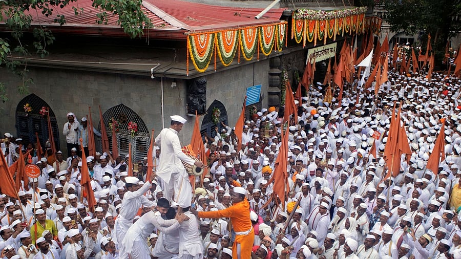 <div class="paragraphs"><p>Scores of people from Maharashtra and other states arrive to participate in the Pandharpur Wari.</p></div>