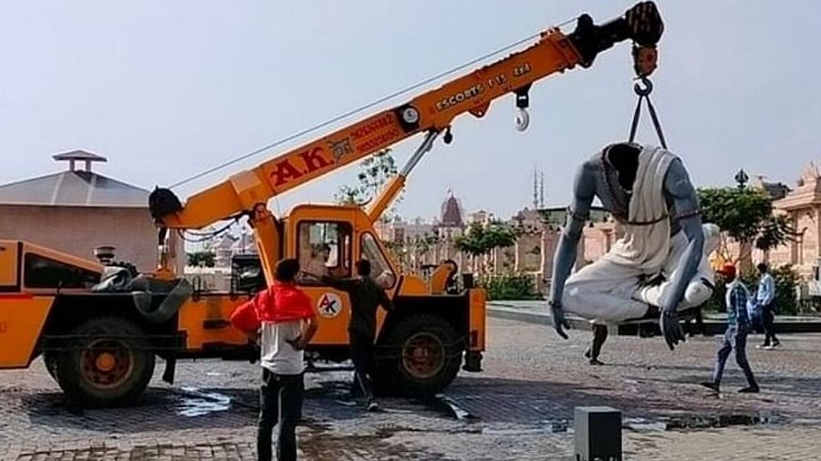 The collapsed idols at Mahakal Lok Corridor being taken away. Credit: IANS Photo