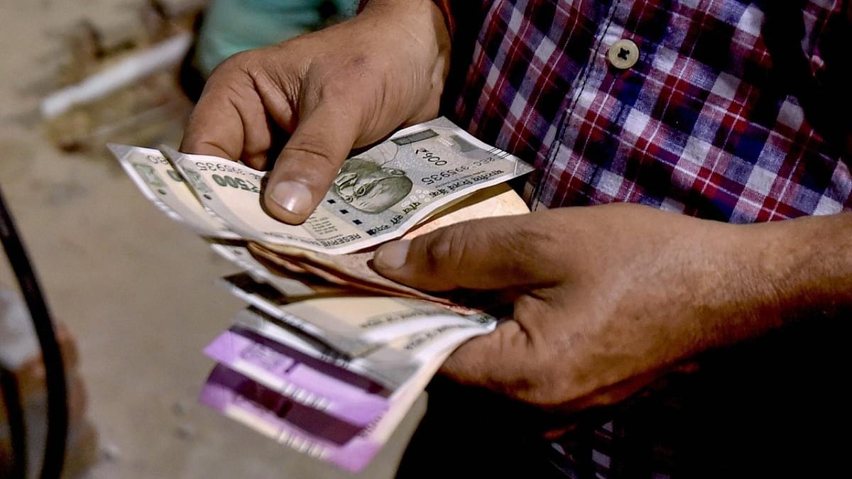 14 Ruppe Rupee falls 14 paise to 82.53 against US dollar in early trade