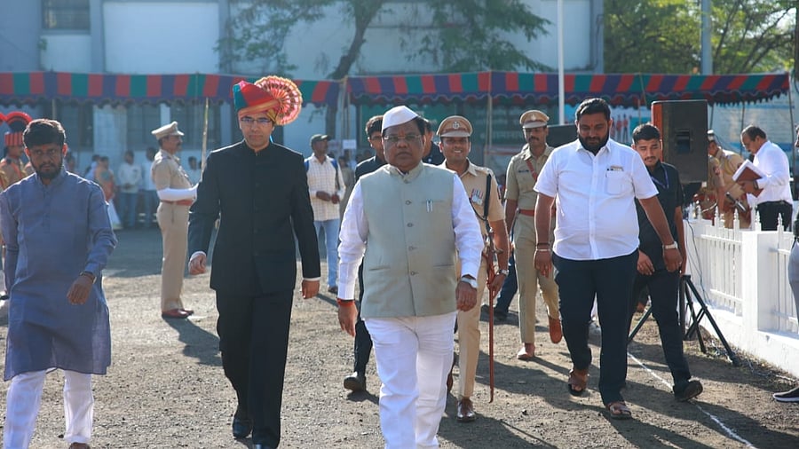 Shiv Sena leader tanaji Sawant (Centre). Credit: Twitter/@TanajiSawant4MH