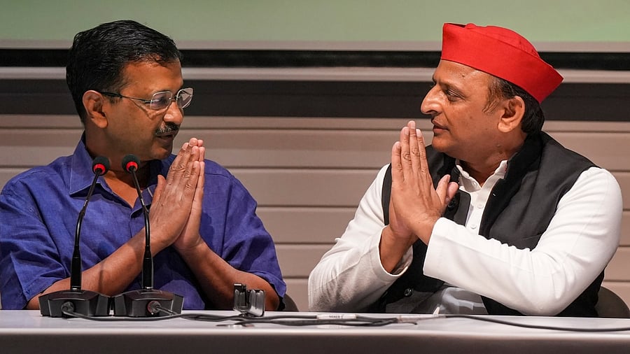Samajwadi Party President Akhilesh Yadav and Delhi Chief Minister Arvind Kejriwal exchange greetings during a joint press conference. Credit: PTI Photo