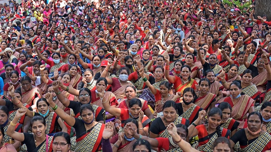 Despite protests and complaints, workers are still getting a raw deal. DH File Photo/Pushkar V