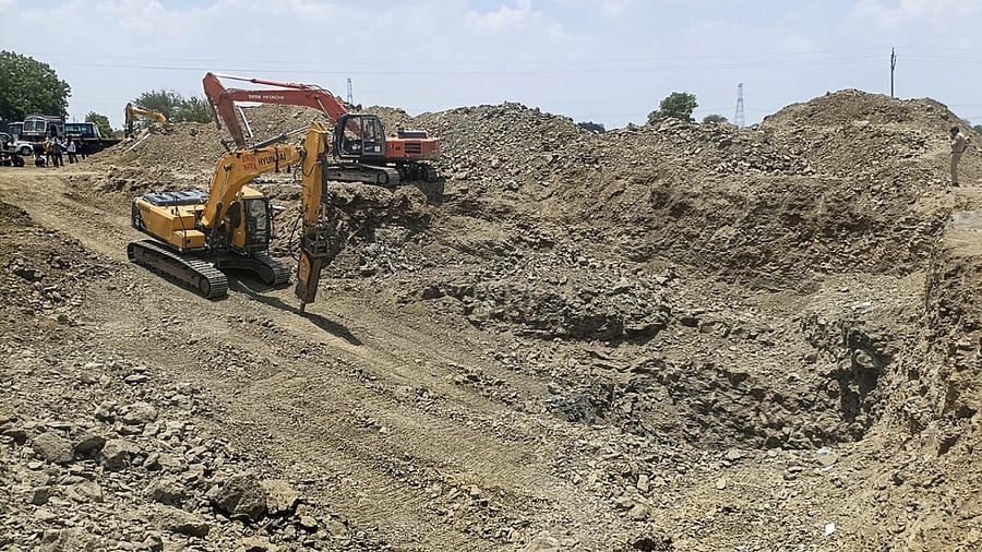Rescue operation after the 2-yr old girl fell into a 300 ft borewell, in Sehore district, Thursday, June 8, 2023. Credit: PTI Photo