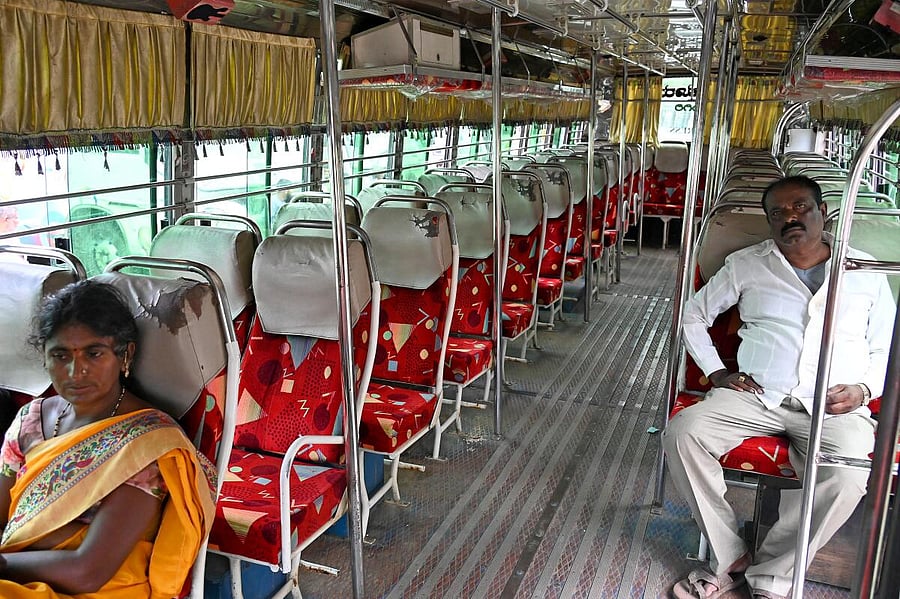 An almost empty private bus at Kalasipalya bus stand in Bengaluru on Sunday. DH Photo/PUSHKAR V