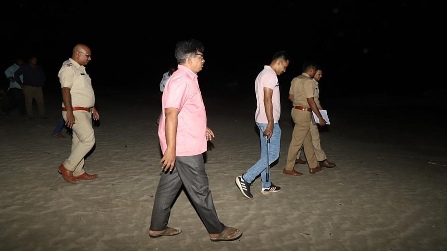 Firemen and Police personnel search for four missing children who are feared drowned after they ventured into the rough seas at Juhu in Mumbai. Credit: IANS Photo
