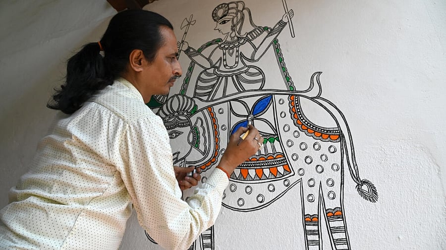 Sharvan Paswan creates a Madhubani artwork. Credit: DH Photo