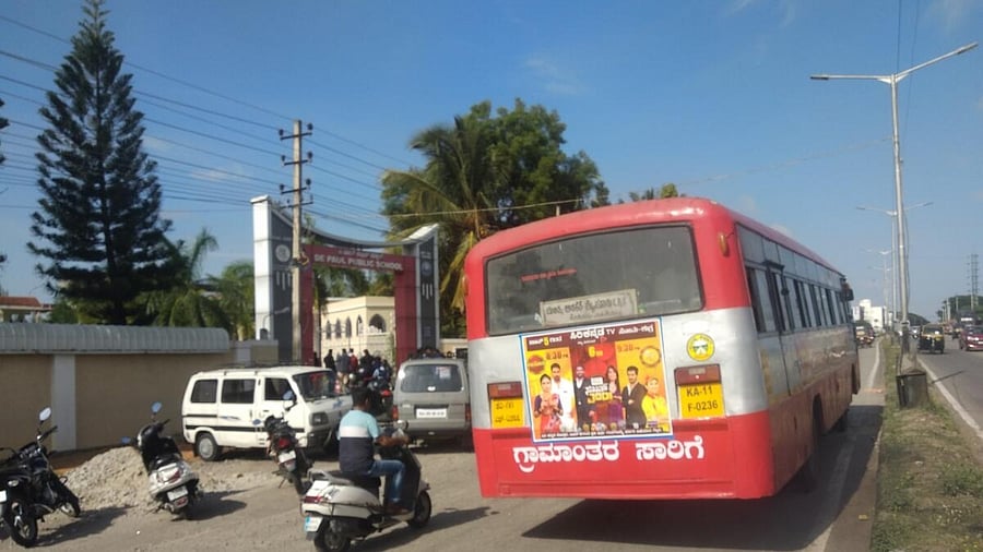 Traffic congestion caused by vehicles of parents and public transport while dropping students in front of Police Public School on Mahadevapura Main Road in Mysuru. Credit: DH Photo/T R Sathish Kumar