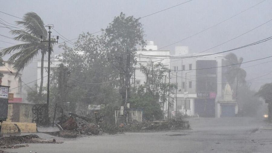  A view of heavy rainfall with strong winds as cyclone Biparjoy starts making landfall at Mandvi, in Kutch, Thursday, June 15, 2023. Credit: PTI Photo
