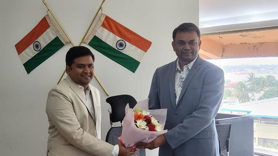 Mullai Muhilan M P being welcomed by outgoing DC Ravi Kumar M R. Credit: Special Arrangement