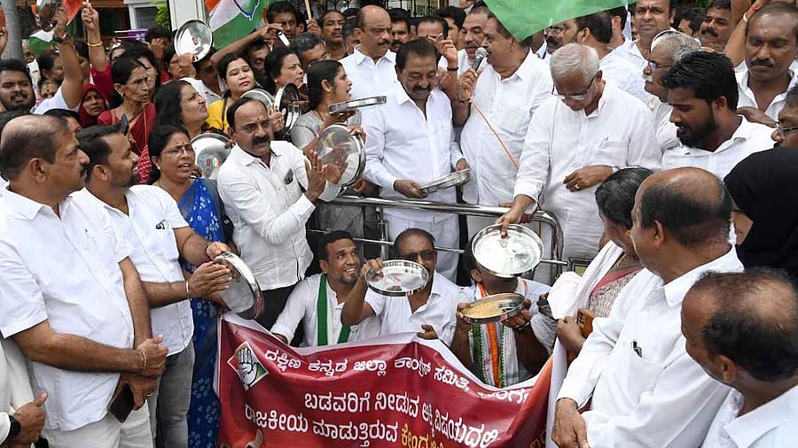 Congress workers staged a protest against the centre by holding  rice plates, in front of Mini Vidhana Soudha in Mangaluru on Tuesday. Credit: DH Photo/Fakruddin H